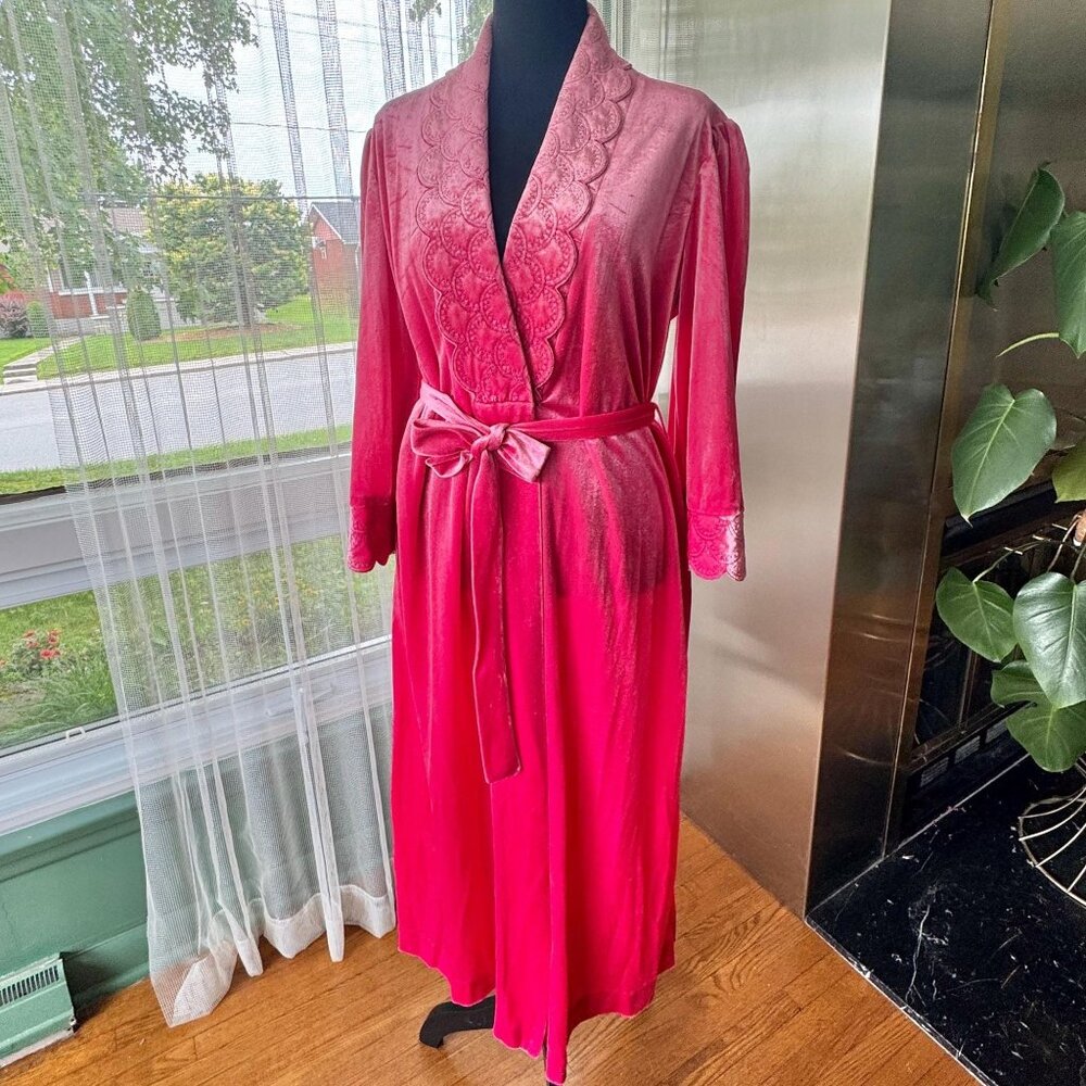 Vintage 80s robe, raspberry pink velvet, stitched scalloped lapels & cuffs, tie